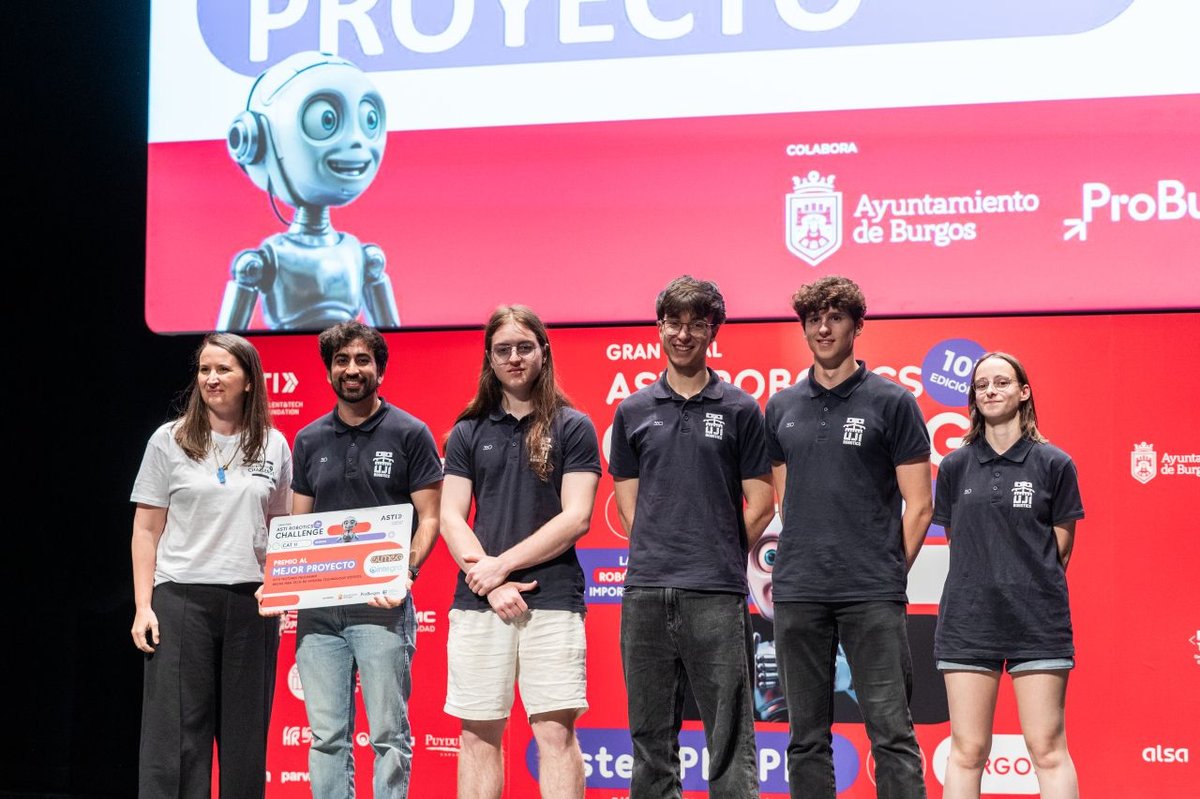 Equipo de UJI Robotics Team recogiendo el premio al Mejor Proyecto en el ASTI Robotics Challenge X