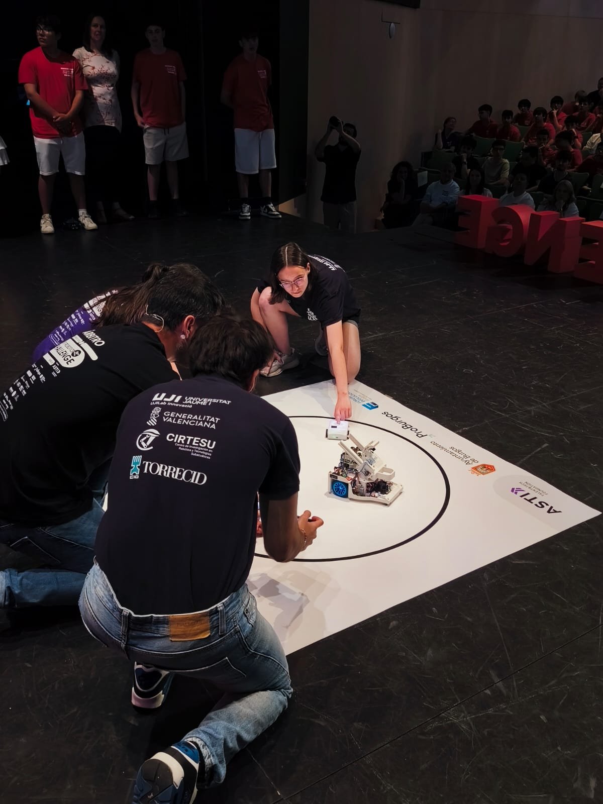 Equipo de UJI Robotics Team en la prueba de Sumo del ASTI Robotics Challenge