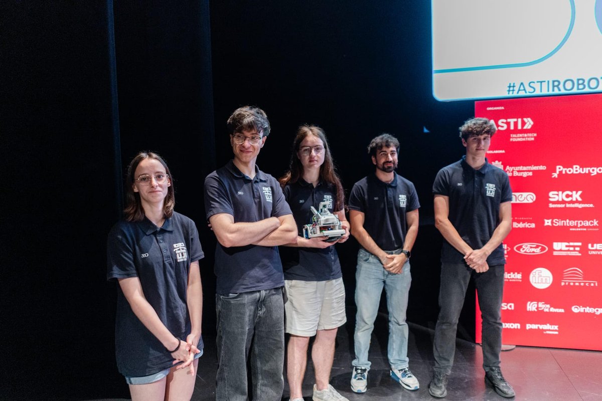 Equipo de UJI Robotics Team sobre el escenario de la Gran Final del ASTI Robotics Challenge X