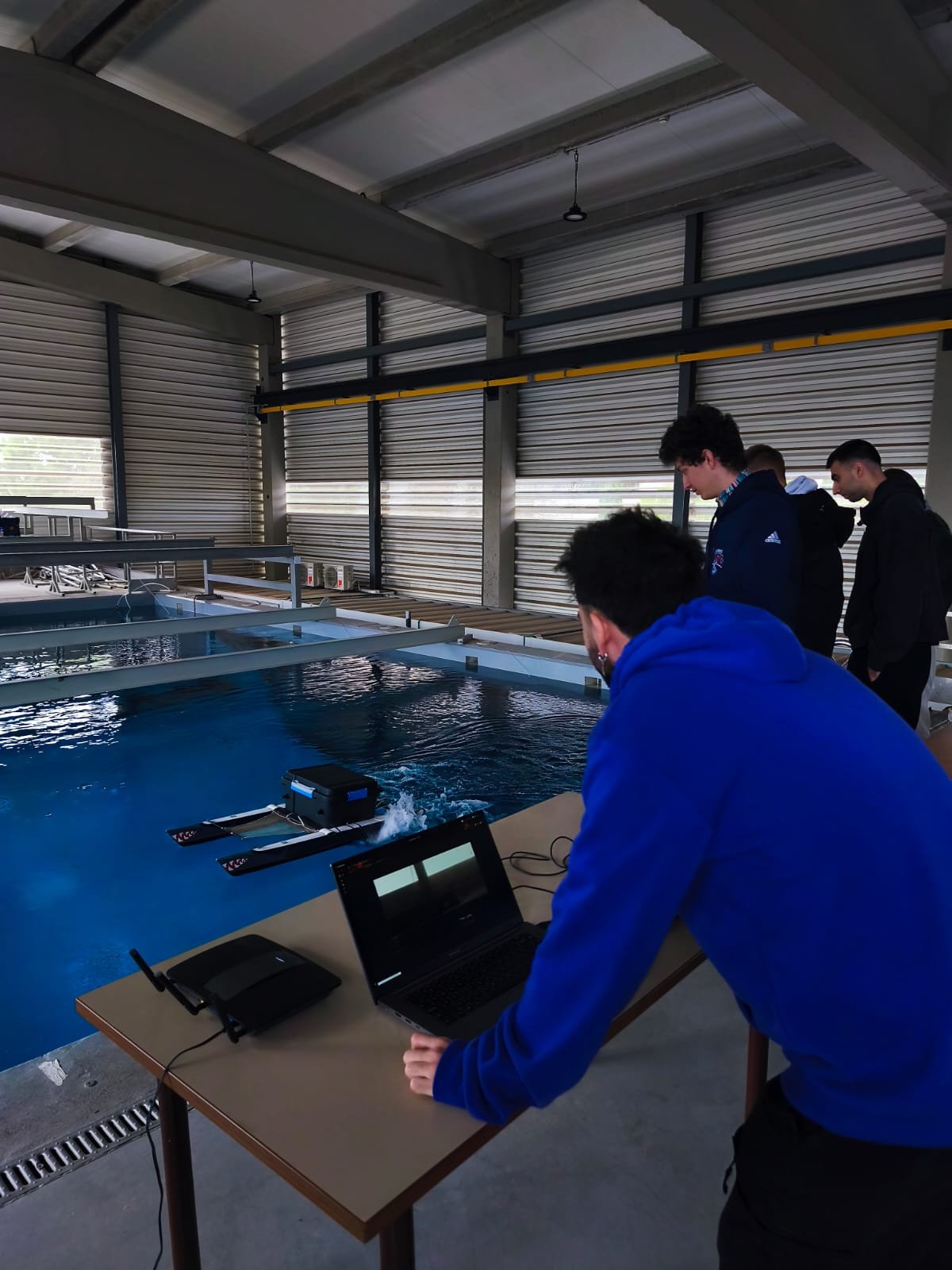 Prueba del catamarán autónomo de UJI Robotics Team en el canal de ensayos del CIRTESU