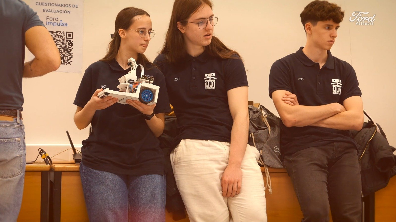 Miembros de UJI Robotics Team mostrando sus robots a público joven en un evento de Ford Impulsa
