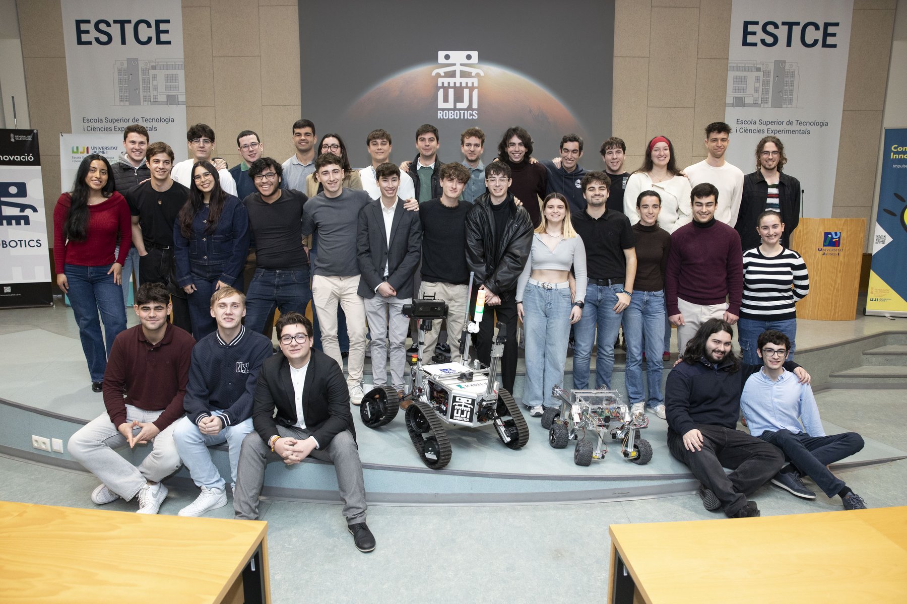 Equipo completo de UJI Robotics Team posando junto a sus robots