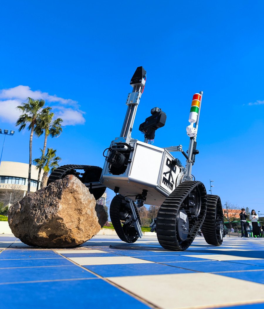 Rover Iberus Qibina superando un obstáculo durante una prueba de campo
