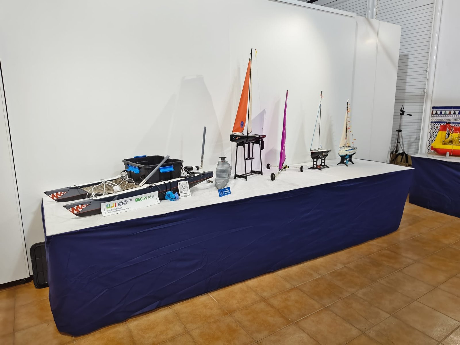 Catamarán Reciplasa junto a otras maquetas navales en la exhibición de Castellón