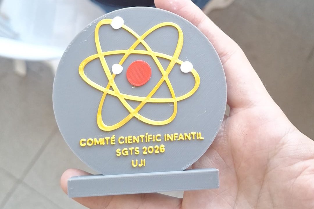 Trofeo impreso en 3D entregado por el Comité Científic Infantil del Science GTS 2026 a UJI Robotics Team