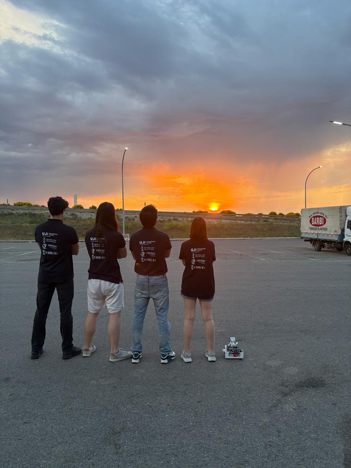 Miembros de UJI Robotics Team al atardecer, tras una jornada de pruebas