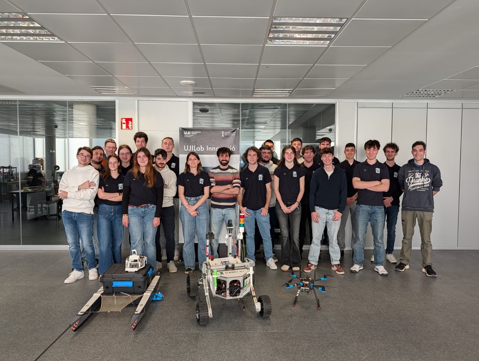 Equipo de UJI Robotics Team sobre el escenario del evento UJILab Innovació